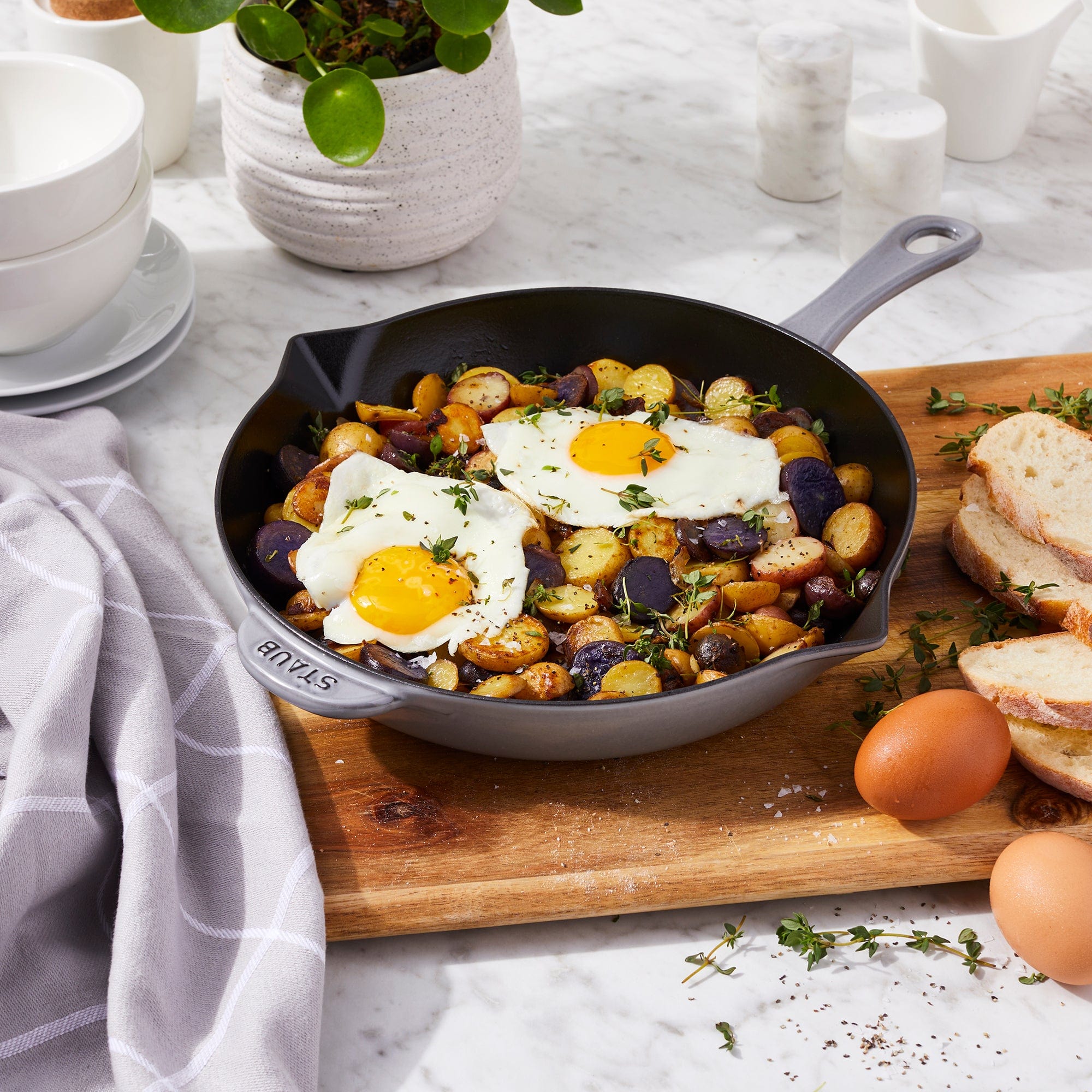 Staub Cast Iron 10-inch Fry Pan - Graphite Grey - Image 4